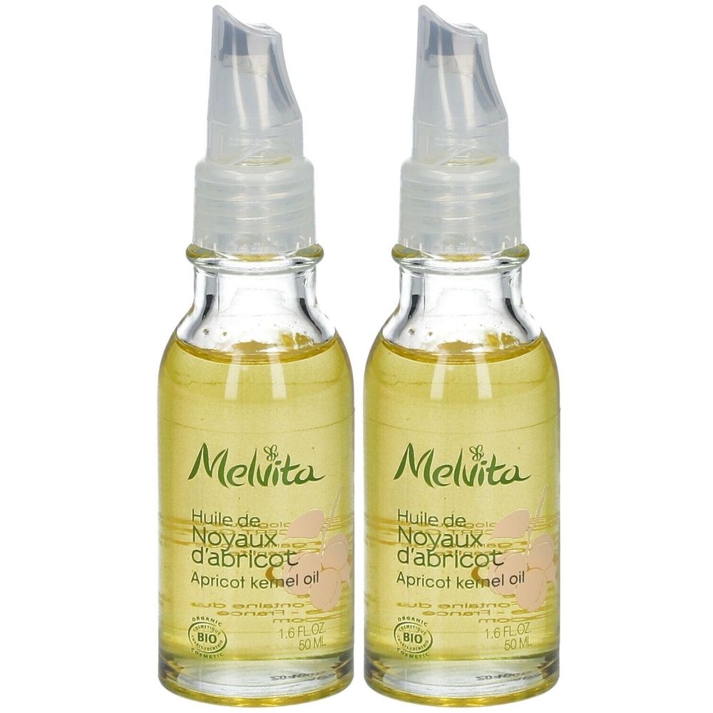 Deux flacons en verre contenant un liquide jaune. Inscriptions : Melvita, Huile de Noyaux d'abricot, Apricot kernel oil. Avec vaporisateur et label bio.