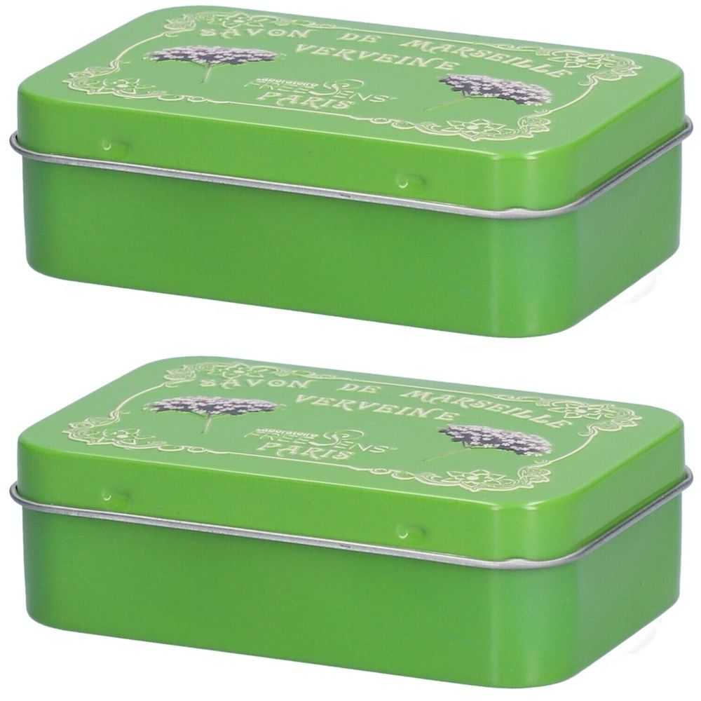 Twee groene rechthoekige metalen dozen. Op het deksel staat "Savon de Marseille Verveine Paris".