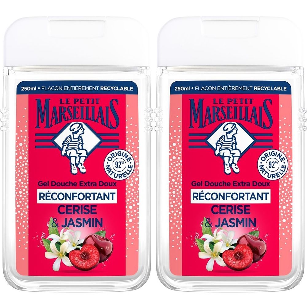 Twee transparante flessen met rood etiket. Op het etiket staat "Le Petit Marseillais". Tekst: Gel Douche Extra Doux Réconfortant Cerise & Jasmin.