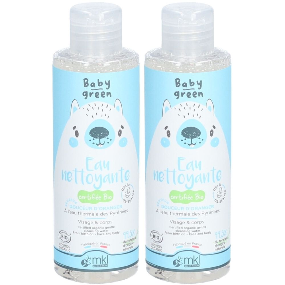 Deux flacons de Baby Green Eau nettoyante. Étiquettes bleu clair avec illustration d'ours. Texte : Eau nettoyante, certifié Bio.