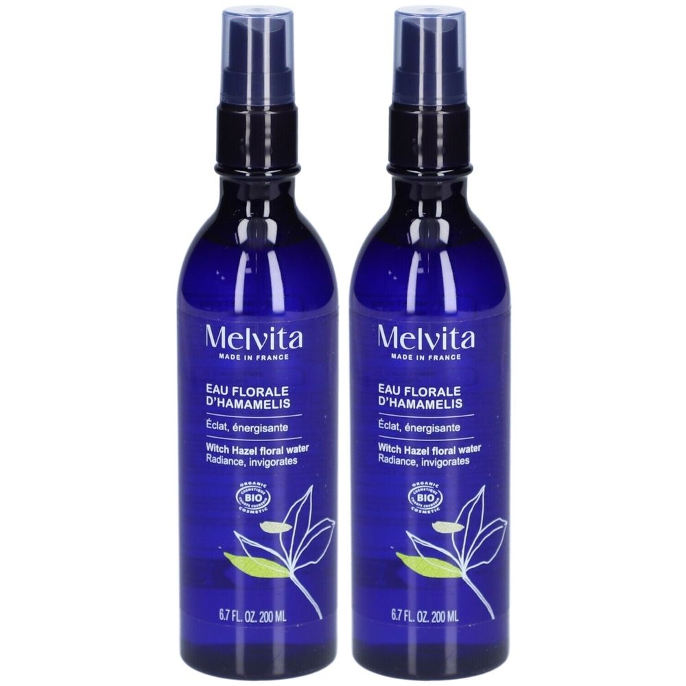 Twee blauwe flessen met verstuiver. Opschrift: Melvita Eau Florale D'Hamamélis. Bio-certificering. 6.7 FL OZ 200 ML.