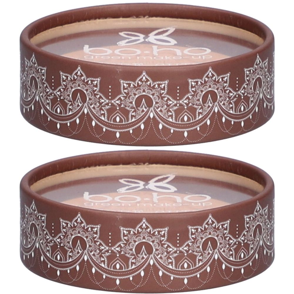 Deux boîtes rondes avec couvercles marron et motifs blancs. Inscription : boho green make-up.