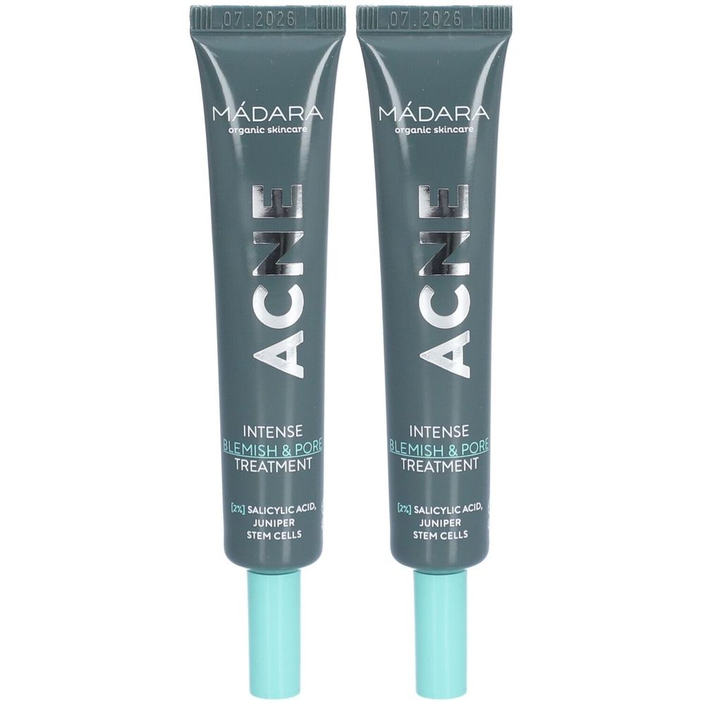 Twee grijze tubes. Opschrift: ACNE, INTENSE BLEMISH & PORE TREATMENT. Merk: Mádara. Lichtblauwe dop.