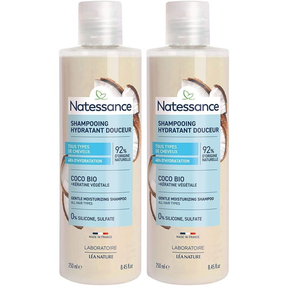 Twee shampoo flessen. Opschrift: Natessance, SHAMPOOING HYDRATANT DOUCEUR, Coco Bio. Bevat 92% van natuurlijke oorsprong. Voor alle haartypes.