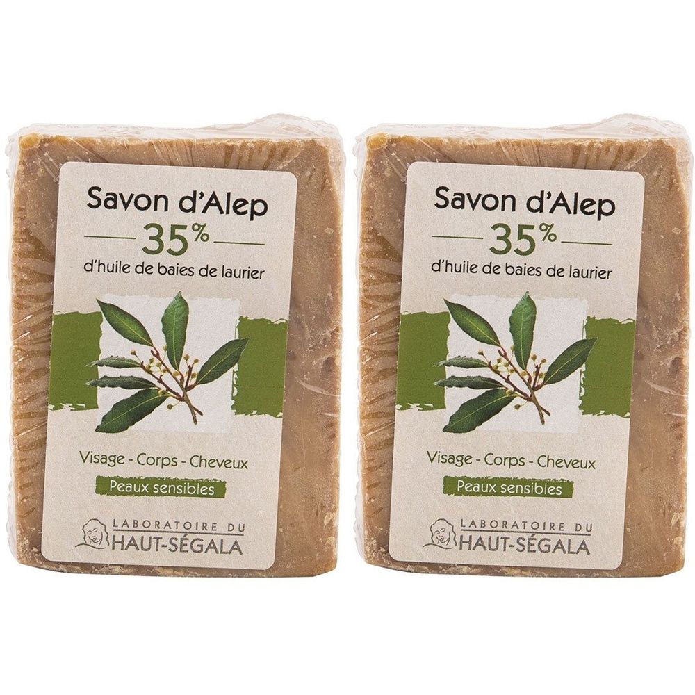 Twee zeepblokken met labels. Opschrift: Savon d'Alep 35% d'huile de baies de laurier. Voor gezicht, lichaam, haar. Laboratoire du Haut-Ségala.