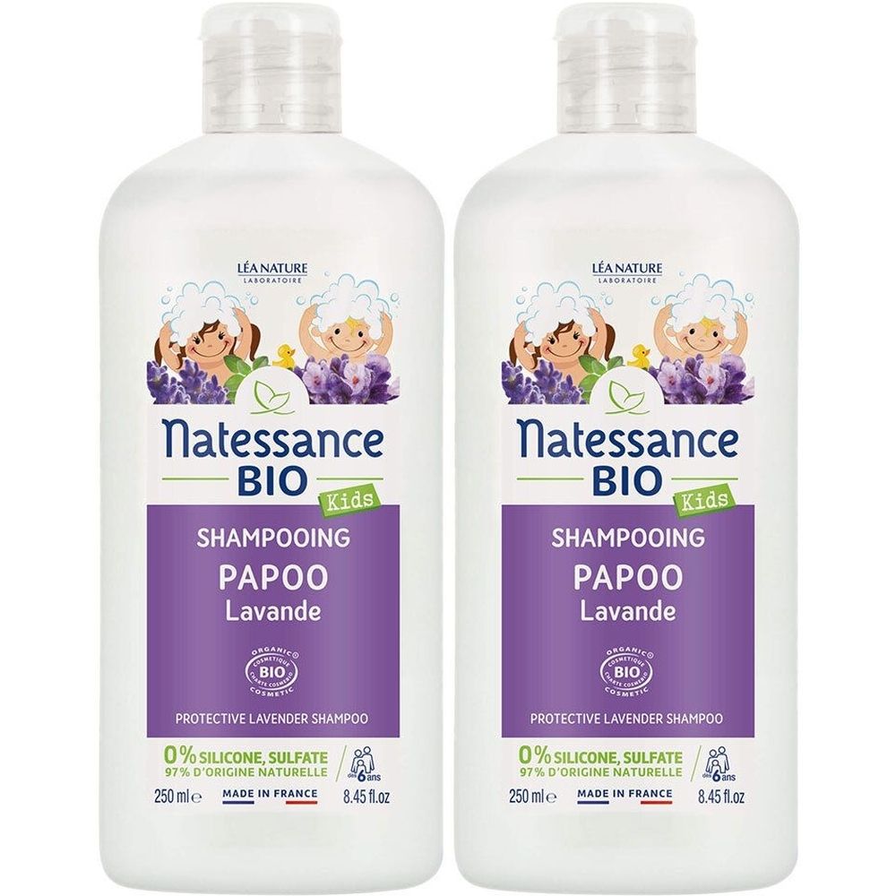 Deux flacons blancs avec étiquettes violettes. Inscription: Natessance BIO Kids Shampooing Papoo Lavande. Avec label Bio.