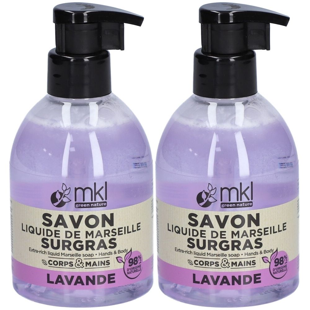 Twee flessen vloeibare zeep met zwarte pomp. Opschrift: Savon Liquide de Marseille, Lavande. 98% van natuurlijke oorsprong.