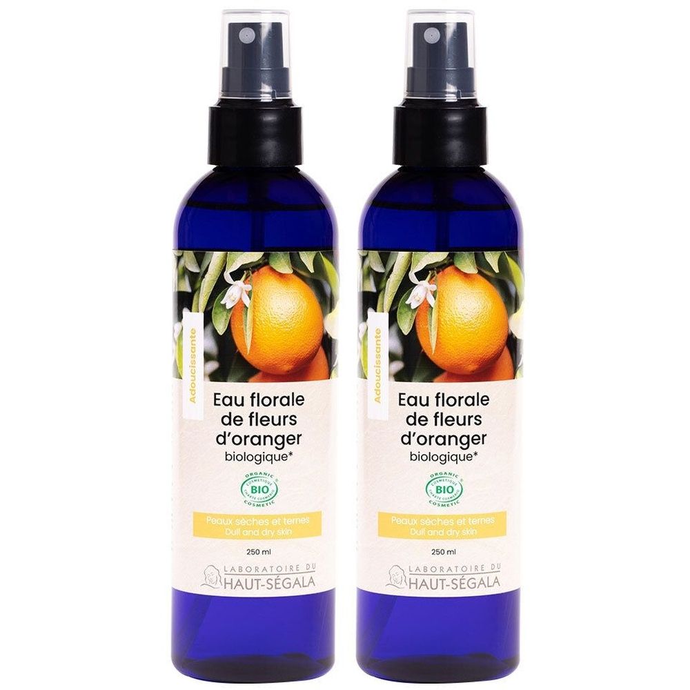 Twee blauwe spuitflessen met etiketten. Opschrift: Eau florale de fleurs d'oranger biologique. Bio-certificering. Merk: LABORATOIRE DU HAUT-SEGALA.
