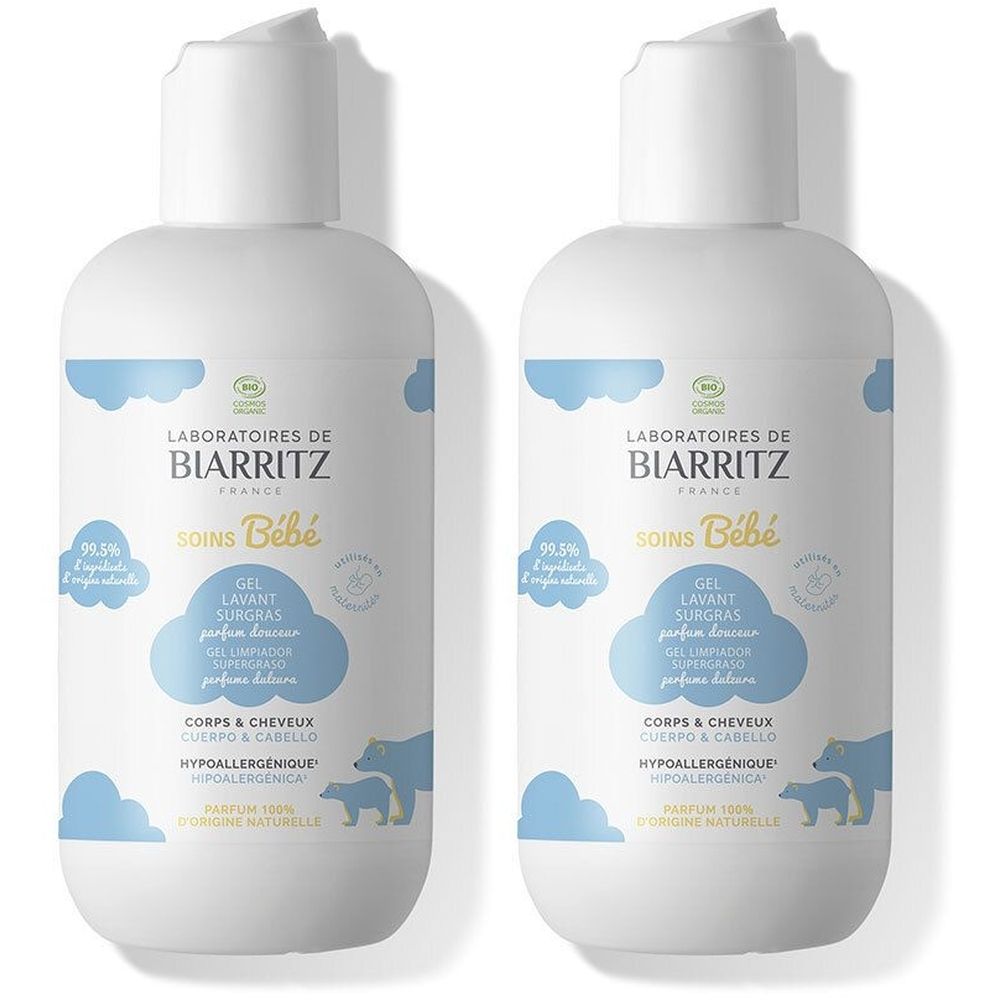 Twee witte flessen met blauw etiket. Opschrift: Laboratoires de Biarritz, Soins Bébé, Gel Lavant Surgras. Voor lichaam en haar.