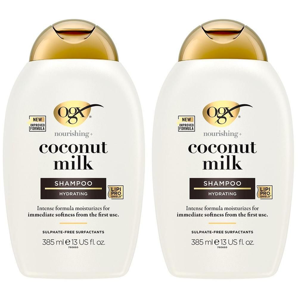 Deux flacons de shampooing blancs avec bouchons dorés. Inscription: OGX Coconut Milk Shampoo. Hydratant.