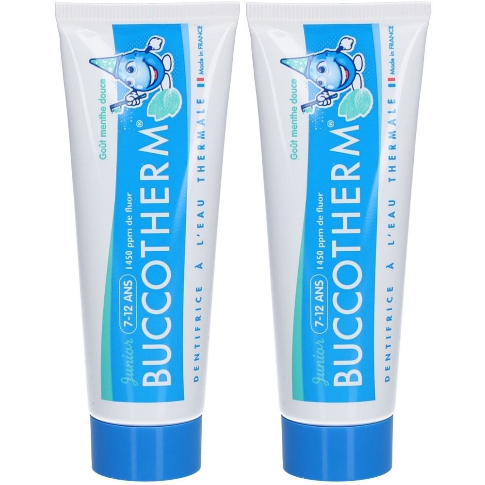 Twee tubes tandpasta. Wit, blauw en lichtblauw. Opschrift: Buccotherm Junior, 7-12 jaar, 1450 ppm fluoride. Met illustratie.