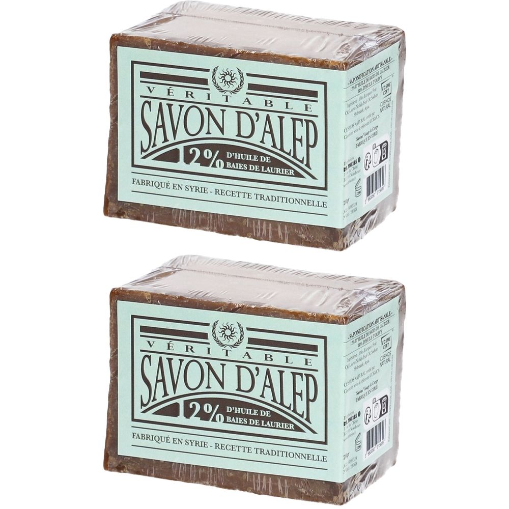 Twee rechthoekige zeepblokken verpakt in folie. Op de verpakking staat "Savon d'Alep 12% d'Huile de Baies de Laurier".