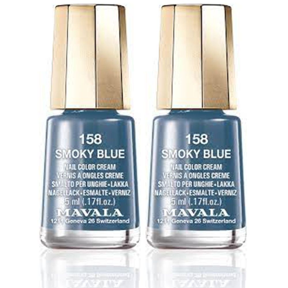 Twee flesjes nagellak, Smoky Blue, met gouden doppen. Opschrift: 158 Smoky Blue, Mavala, 5 ml.