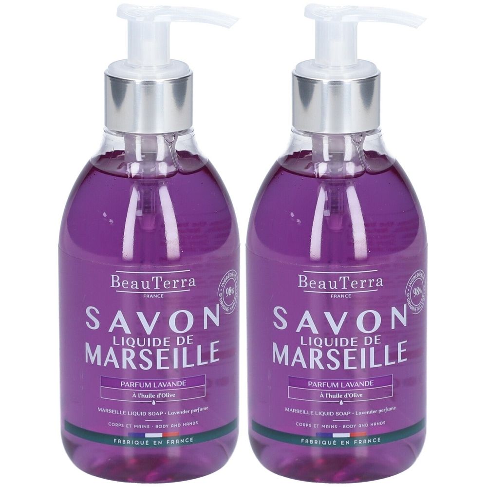 Deux flacons de savon liquide avec pompe. Liquide violet, tête de pompe argentée. Inscription : Savon Liquide de Marseille, Parfum Lavande.