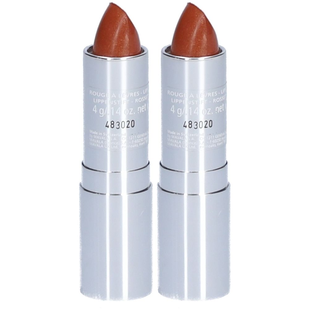 Twee lippenstiften met bruine punt in zilveren hulzen. Opschrift: 4 g / .14 oz. net. Productcode 483020.