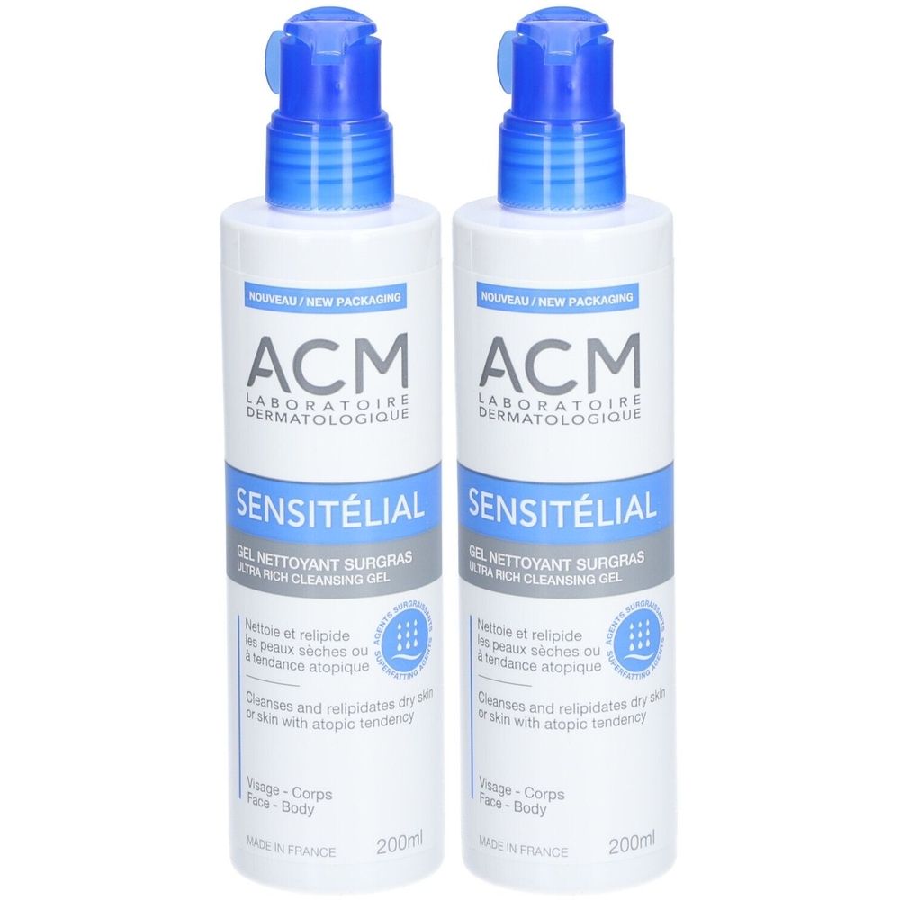 Twee witte flessen met blauwe pomp. Opschrift: ACM Laboratoire Dermatologique, Sensitélial, Gel nettoyant surgras. Tekst in het Frans en Engels.
