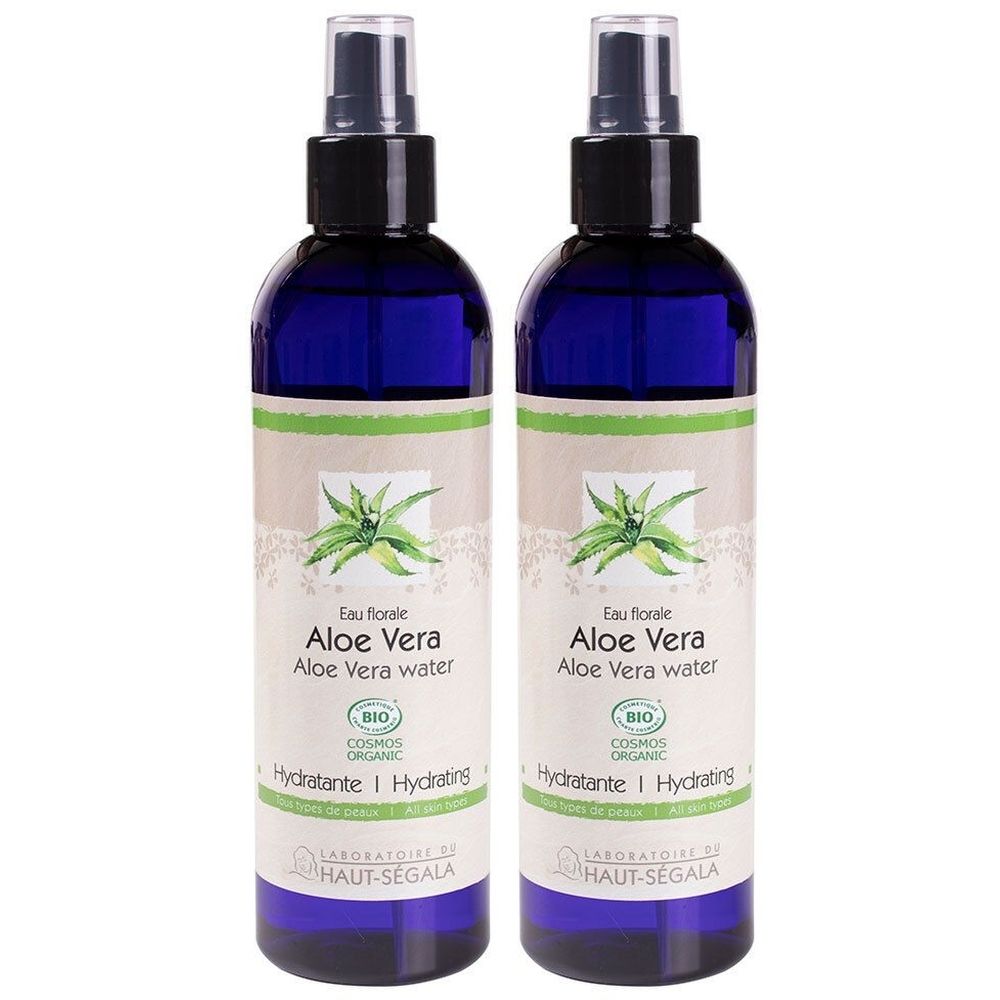 Twee blauwe spuitflessen met etiketten. Opschrift: Aloe Vera water, BIO COSMOS ORGANIC, Hydratante.