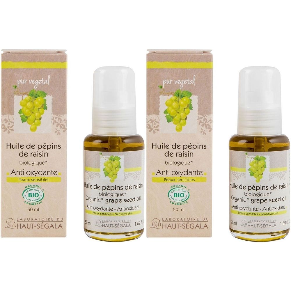 Drie flessen druivenpitolie met kartonnen verpakking. Opschrift: Huile de pépins de raisin biologique, Anti-oxydante, BIO-certificering.