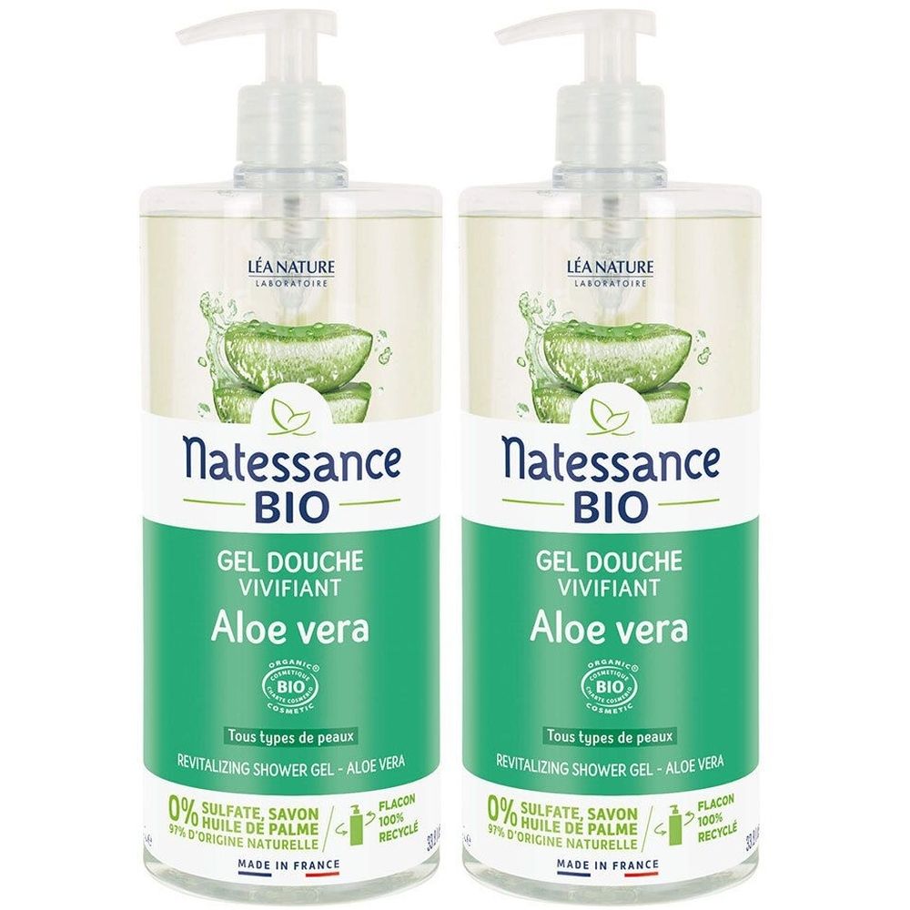 Twee flessen Natessance BIO douchegel met Aloë vera. Transparante flessen met pomp, groene opdruk, illustratie van Aloë vera.