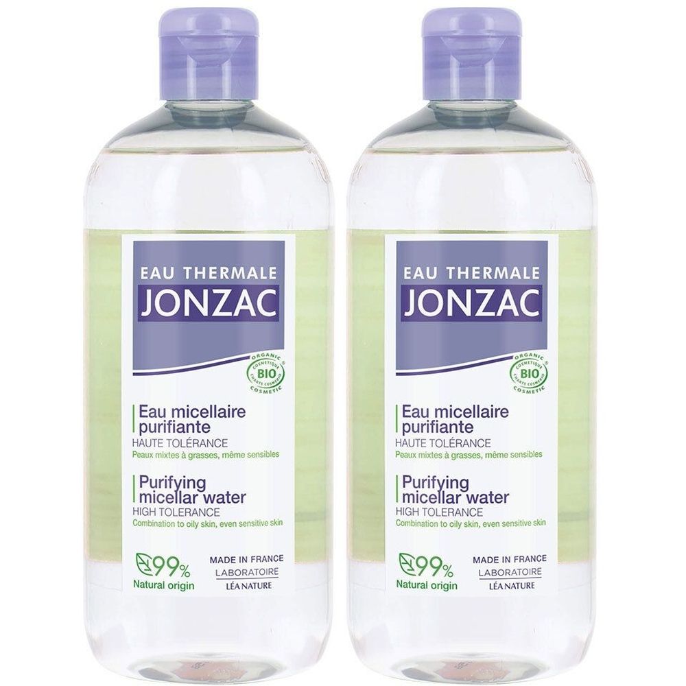 Twee flessen Eau Thermale Jonzac micellair water. Heldere vloeistof, paarse dop, wit etiket met groene en blauwe accenten. Bio-certificering.