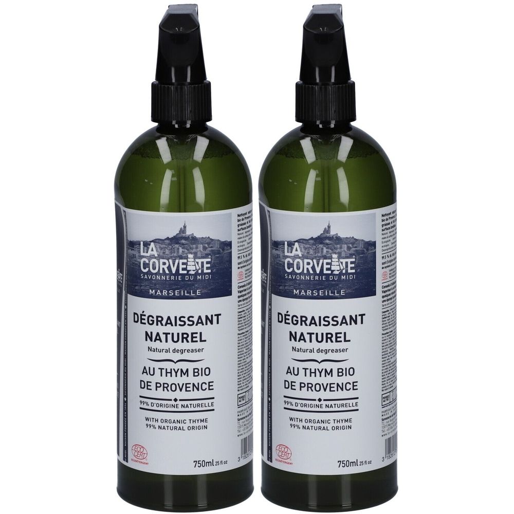 Deux flacons pulvérisateurs verts avec bouchons noirs. Étiquettes avec "Dégraissant Naturel" et "Au Thym Bio de Provence".