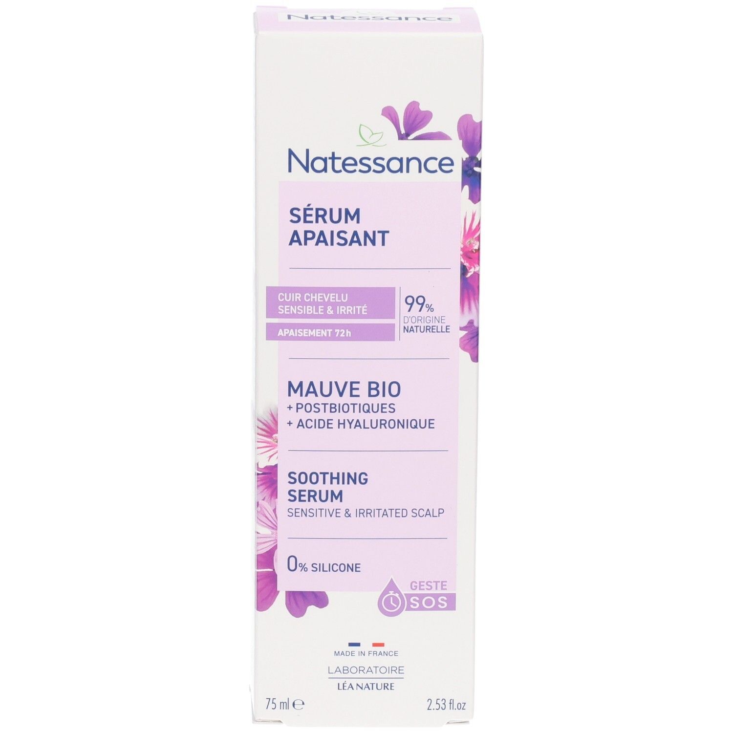 Verpakking van NATESSANCE SERUM APAISANT. Wit en paars. Tekst: SERUM APAISANT, 99% naturelle, 75ml. Ingrediënten zichtbaar.