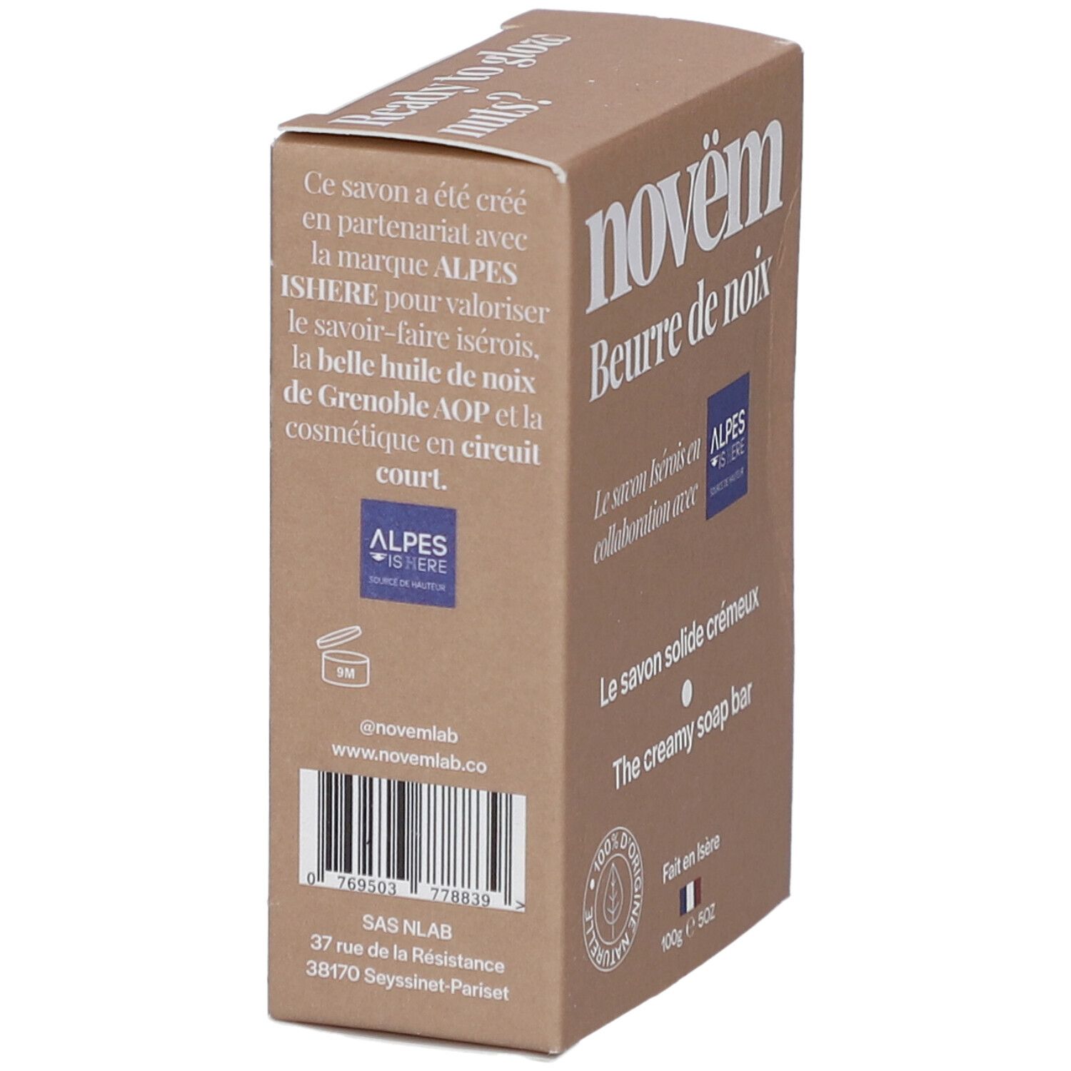 Kartonnen verpakking, bruin, met productinformatie. Opschrift: novëm, Beurre de noix. Tekst over samenwerking met Alpes IsHere. Barcode en contactgegevens.