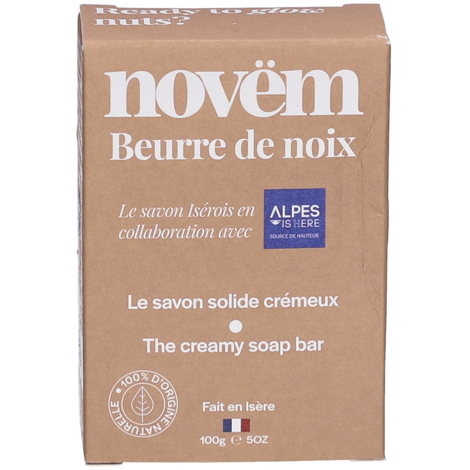 Bruine kartonnen verpakking met productinformatie. Opschrift: novëm, Beurre de noix, Le savon solide crémeux, The creamy soap bar. Met logo en certificering.