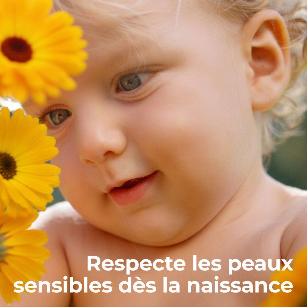 Close-up van een baby met gele bloemen. Tekst: Respecteert de gevoelige huid vanaf de geboorte.