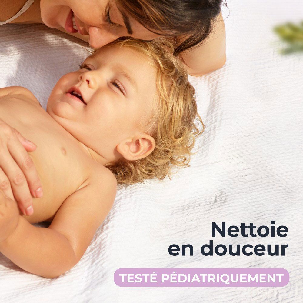 Baby op witte handdoek. Tekst: Reinigt zacht. Pediatrisch getest.