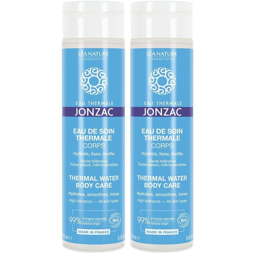 Twee flessen Jonzac Eau Thermale Corps. Blauwe etiketten met tekst en logo. Witte doppen.