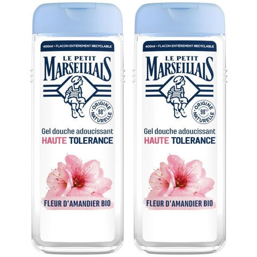 Twee transparante flessen met blauwe dop. Opschrift: Le Petit Marseillais, Gel douche adoucissant, Haute Tolérance, Fleur d'Amandier Bio.