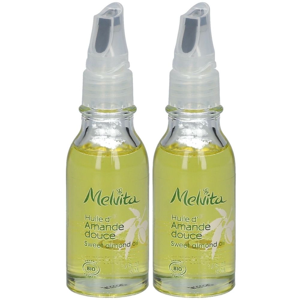 Twee glazen flessen met geelachtige vloeistof. Opschrift: Melvita, Huile d'Amande douce, Sweet almond oil. BIO-zegel.