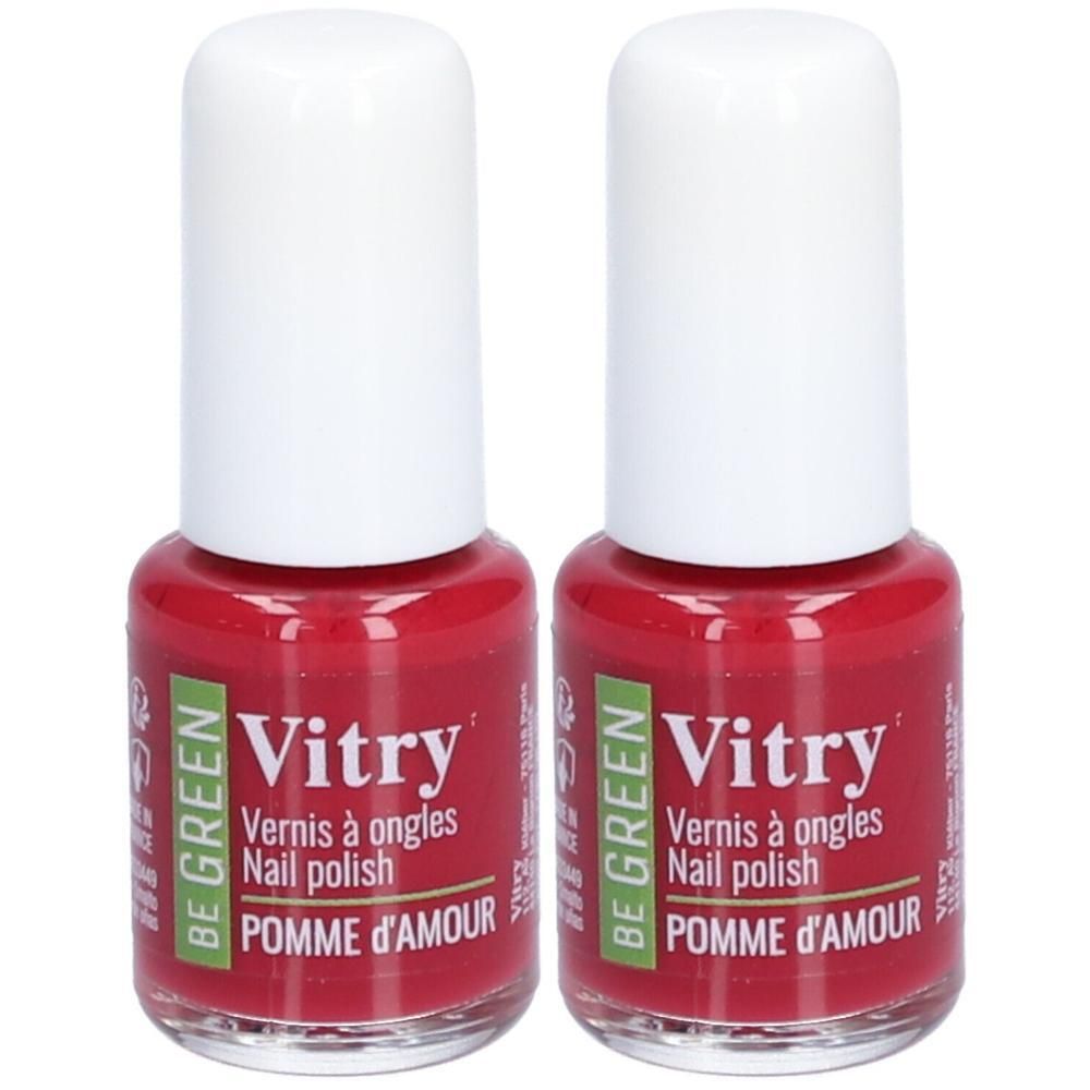 Twee rode nagellakflesjes met witte doppen. Opschrift: Vitry, Vernis à ongles, Nail polish, POMME D'AMOUR.