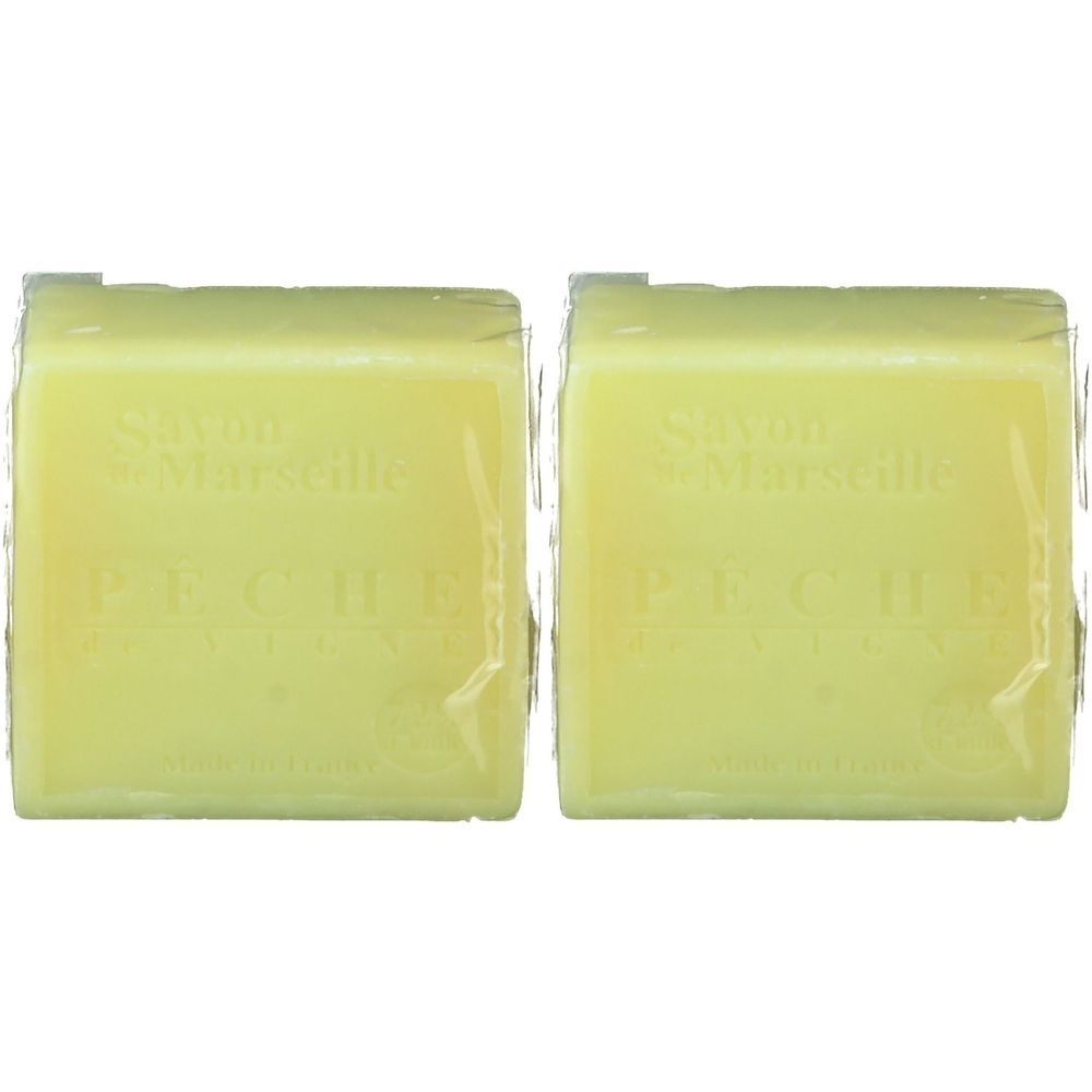 Twee gele zeepblokken verpakt in folie. Opschrift: Savon de Marseille, PECHE.