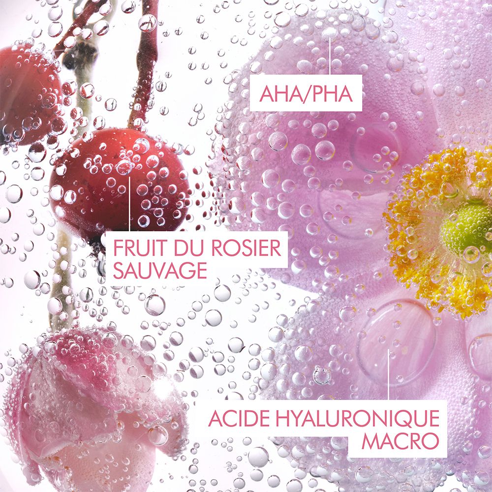 Fleurs et baies dans l'eau. Texte : AHA/PHA, rose sauvage, acide hyaluronique.