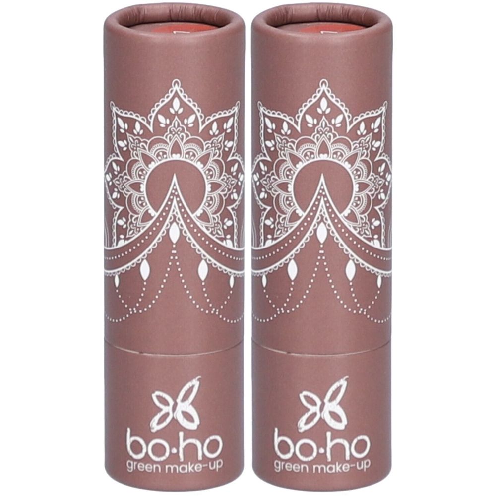 Twee cilindrische lippenstiftverpakkingen. Bedrukt met mandala-patroon en "bo.ho green make-up" logo.