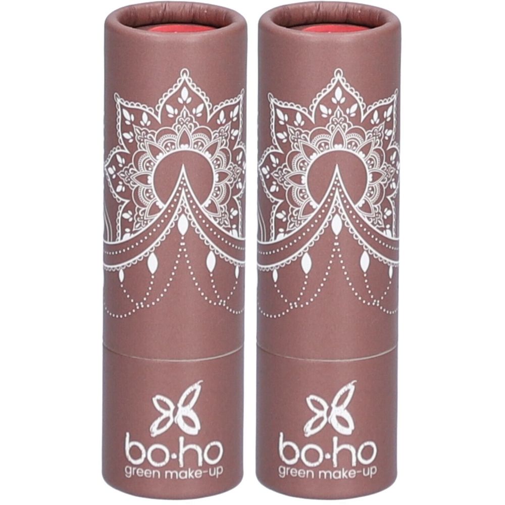 Twee cilindrische lippenstiften in bruine hulzen. Wit mandala-patroon en logo « bo-ho green make-up » op de huls.