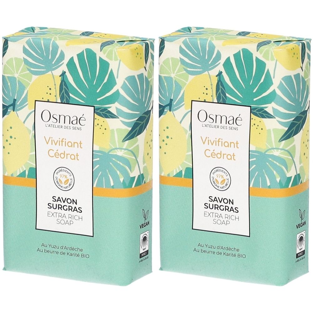Deux savons emballés. Inscription: Osmaé, Vivifiant Cédrat, Savon Surgras. Motif vert et jaune. Label Vegan.