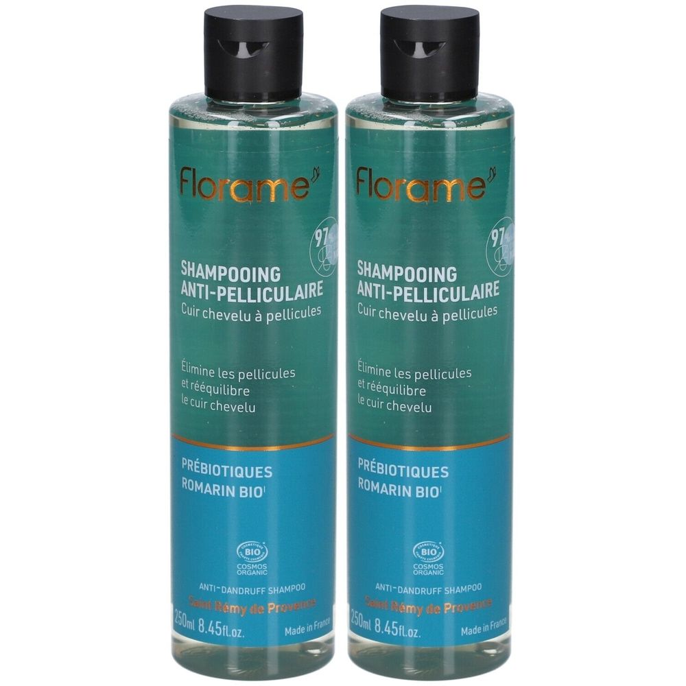 Twee shampoo flessen. Opschrift: SHAMPOOING ANTI-PELLICULAIRE. Biologisch gecertificeerd. Zwarte dop, groene en blauwe etiketten.