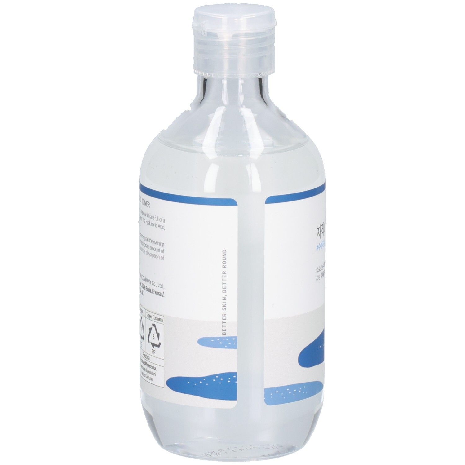 Achteraanzicht van de transparante fles met blauw-wit etiket. Koreaanse karakters.