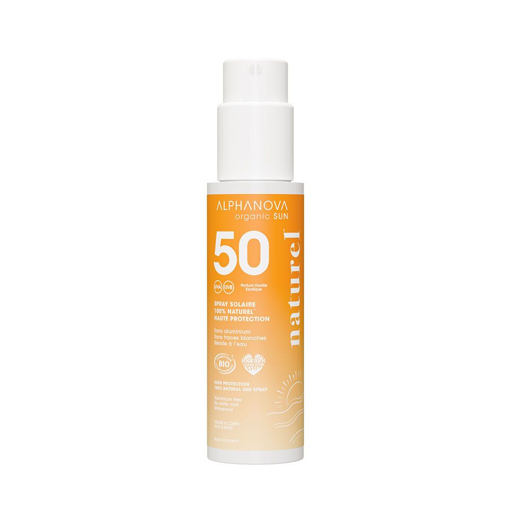 Flacon de spray solaire avec pompe blanche et étiquette orange. Inscription: Alphanova, SPF 50, naturel.