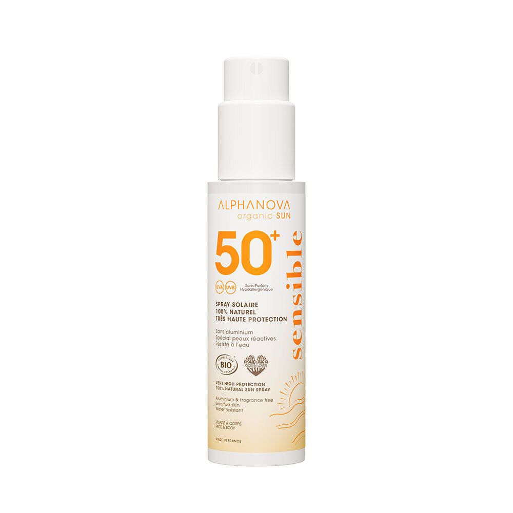 Spray solaire Alphanova, flacon blanc avec bouchon. Inscription: 50+, Spray Solaire, 100% Naturel, Peau Sensible. Certifié Bio.