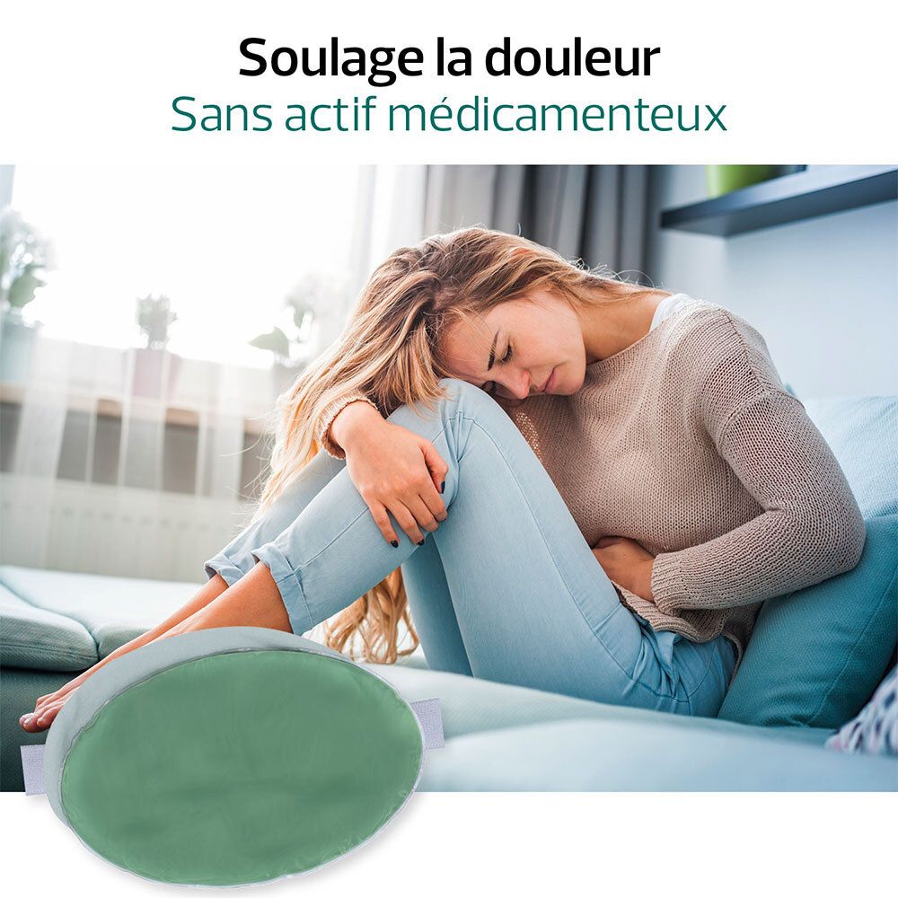 Vrouw met pijn, houdt groen ovaal kussen vast. Product: ACTIPOCHE. Zonder medicijnlijke stoffen.