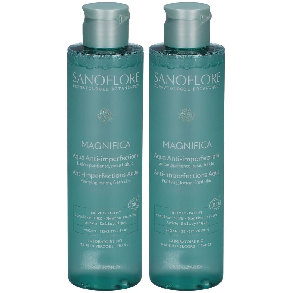 Deux flacons de lotion Sanoflore Aqua Magnifica. Flacons turquoise avec texte blanc. Inscription: MAGNIFICA, Aqua Anti-imperfections.