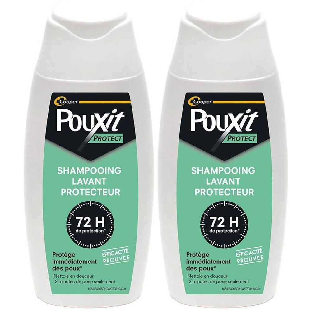 Twee witte flessen met etiketten. Opschrift: Pouxit Protect, Shampooing Lavant Protecteur. 72H bescherming. Bewezen effectiviteit.