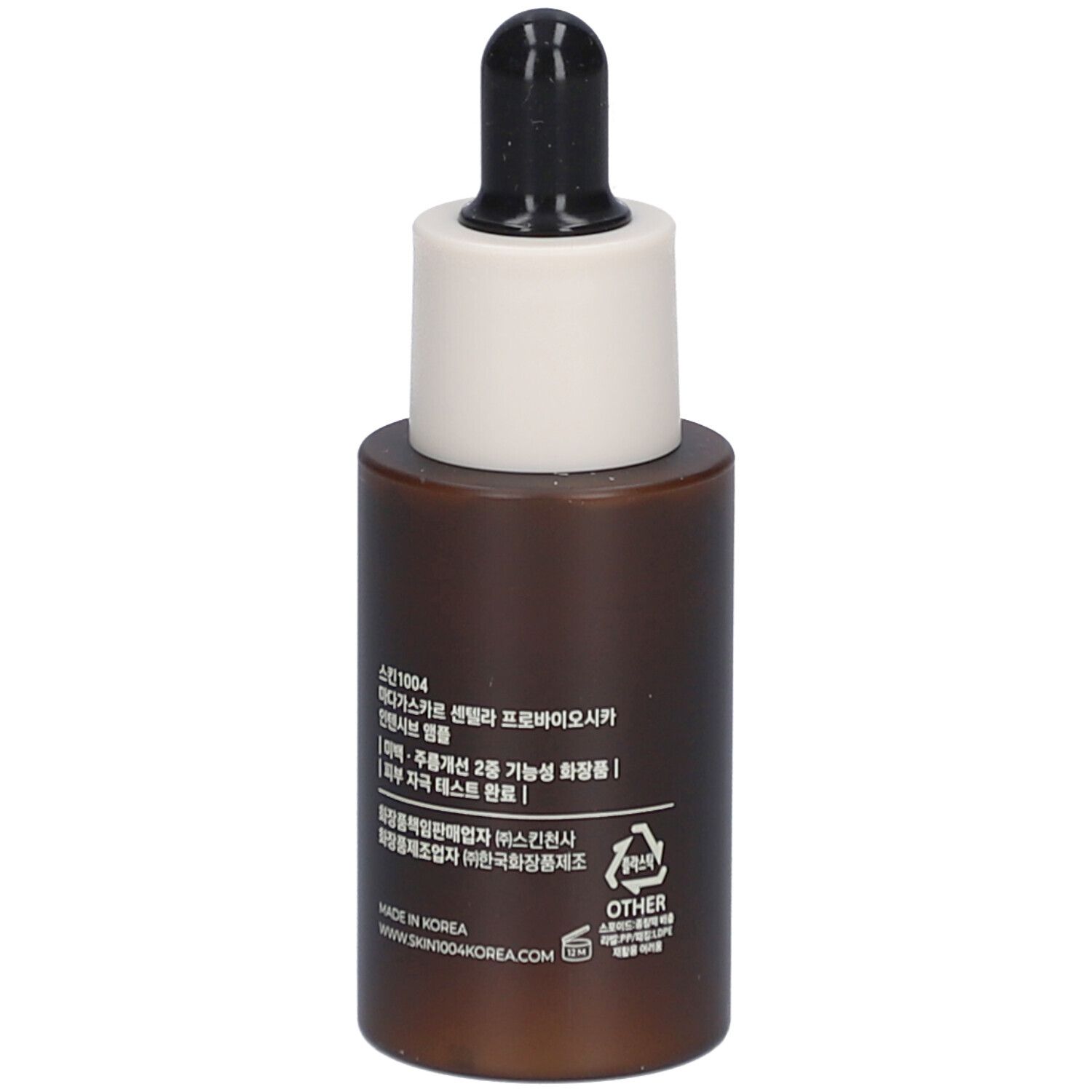 Bruine serumfles met witte dop en zwarte pipet. Achterkant met tekst. SKIN1004.