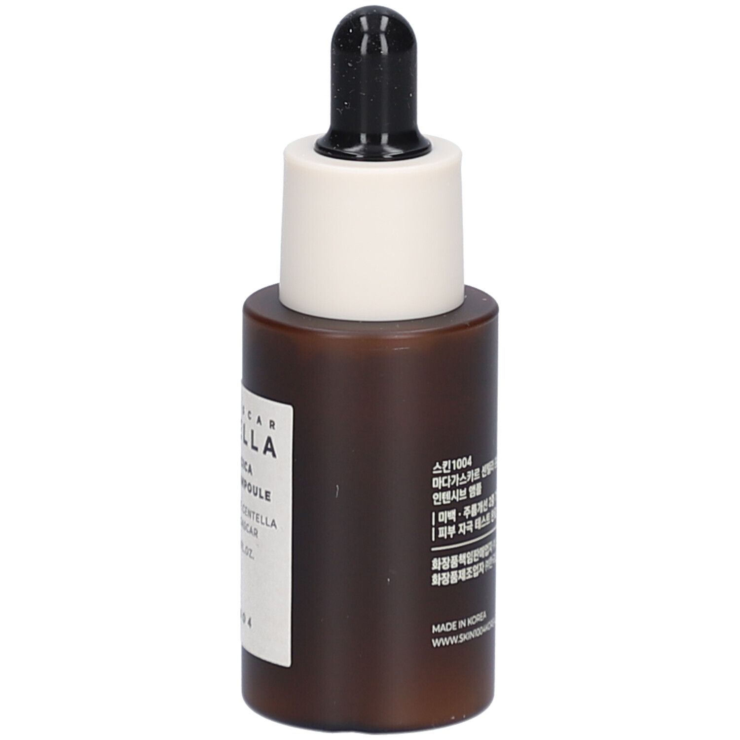 Bruine serumfles met witte dop en zwarte pipet. Label met tekst. SKIN1004.