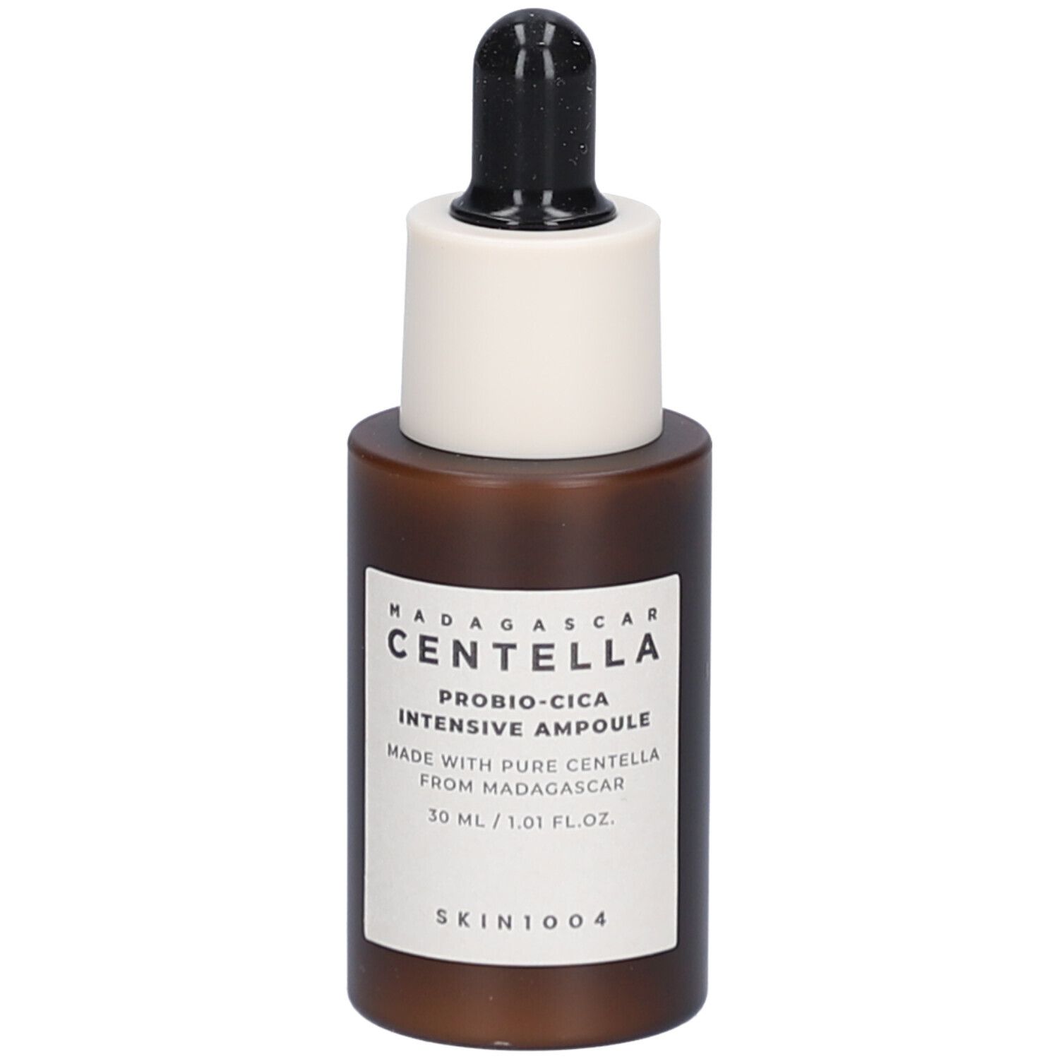 Bruine serumfles met witte dop en zwarte pipet. Label met tekst. SKIN1004.