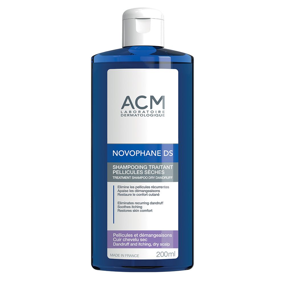 Blauwe fles met witte dop. Opschrift: ACM Laboratoire Dermatologique, Novophane DS, Shampoing Traitant Pellicules sèches.